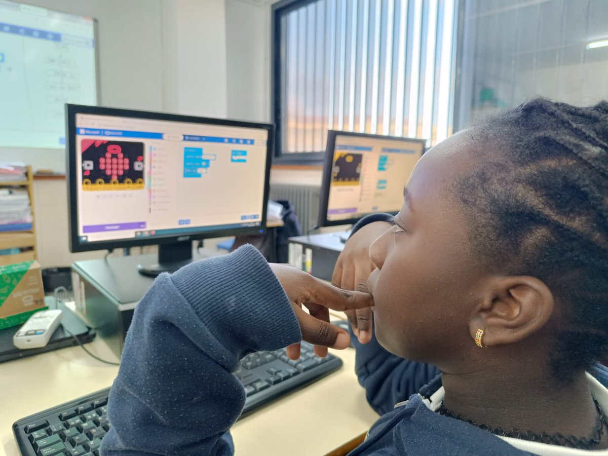 manyanetblanes's tweet photo. Els i les alumnes de #4tEP comencem el projecte Microbit, on aprenem a programar plaques Microbit de robòtica. #josocmanyanet #juntsiambesperança #blanes #robòtica 🤖 https://t.co/zTuCFia5br