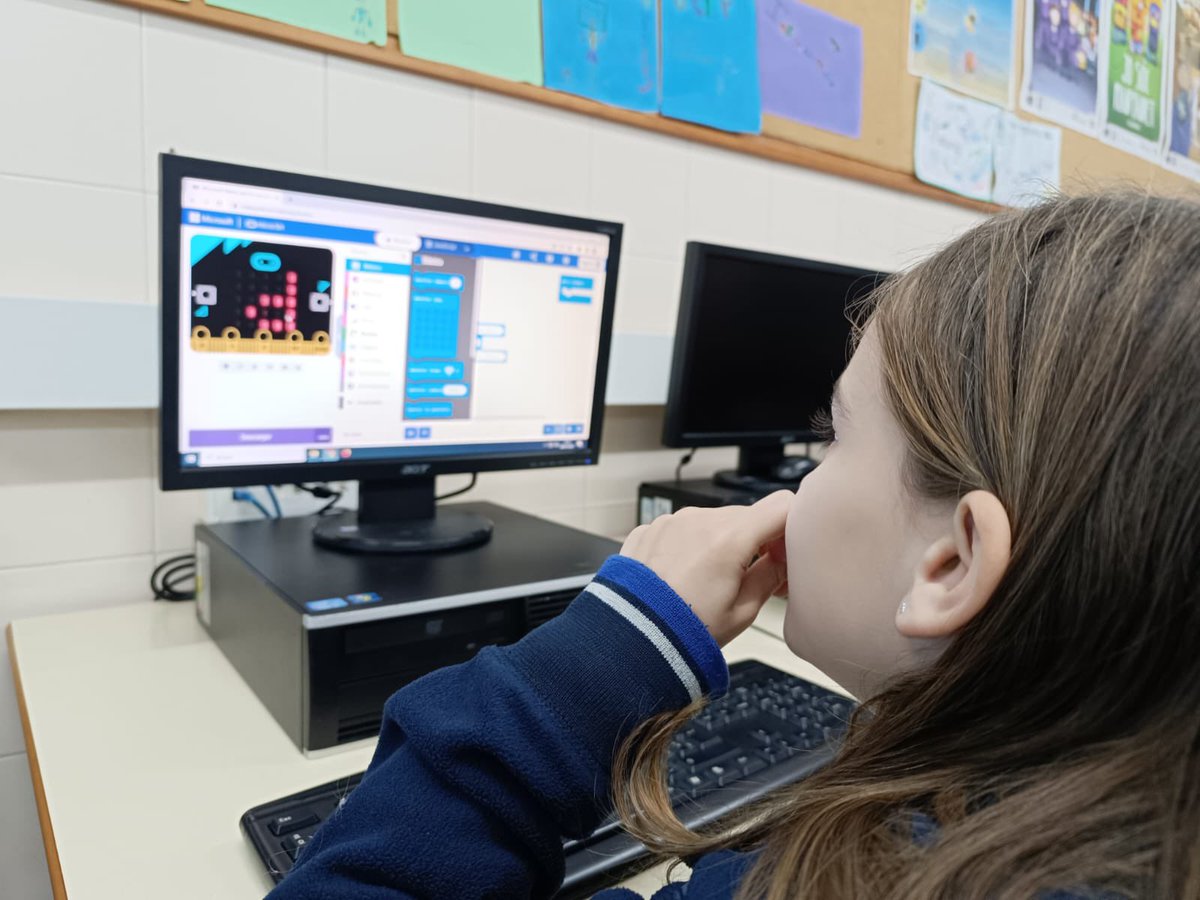 manyanetblanes's tweet photo. Els i les alumnes de #4tEP comencem el projecte Microbit, on aprenem a programar plaques Microbit de robòtica. #josocmanyanet #juntsiambesperança #blanes #robòtica 🤖 https://t.co/zTuCFia5br