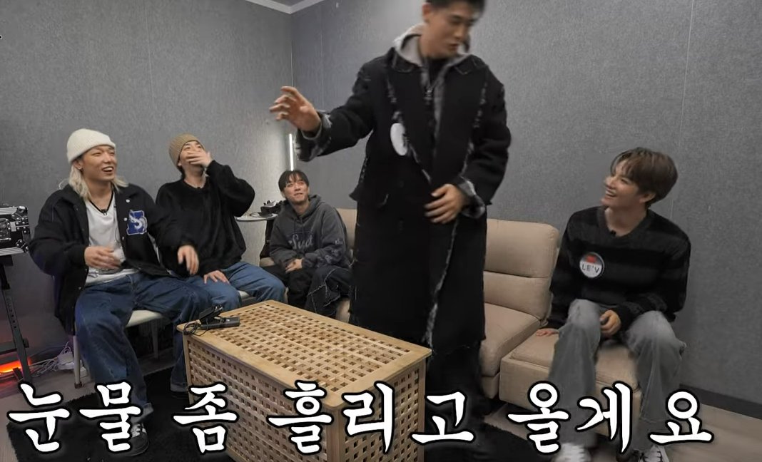 droptheroar's tweet photo. BM asked Bobby to use banmal with him (unofficial way of talking, as friends)
Bobby: It's hard, I'm more comfortable talking in a polite manner🥺😅 But you can talk friendly with me! Call me 'Jiwon-ah!' I'll call you hyungnim
BM: I waited for this moment for so long, lemme go cry https://t.co/q7GmnBTsS9