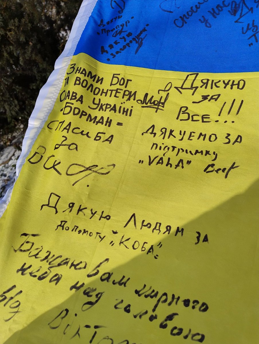 MalvaKorska's tweet photo. Друзі! Увага🛑Хочу продати на аукціоні прапор, підписаний мені Воїнами 17го бату 57ї бригади в 21му році, щоб пришвидшити збір на дрон для розвідки.Прапор мені дуже дорогий, але,мабуть,так має бути.Аукціон розпочнеться завтра о 10й ранку, триватиме добу.Репост, будь ласка! https://t.co/gVJeFjAS3g