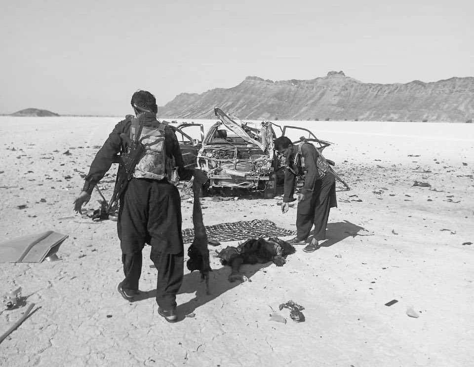 اس تصویر کوتب تک دیکھے جب تک آپ کو اندازہ ہو کہ ریاستی پالیسیاں کس قدر سفاک ہےکس قدر ہمارے لوگ غیر محفوظ ہے
لوگوں کو گھروں سےزبردستی اٹھاو، انہیں مہینوں اذیتیں دو اور پھر پورےخطےمیں خوف کا سما بنائے رکھنے کے لیے انہیں گاڑی میں ڈال کر بارود سے اڑا دو۔
#MarchAgainstBalochGenocide