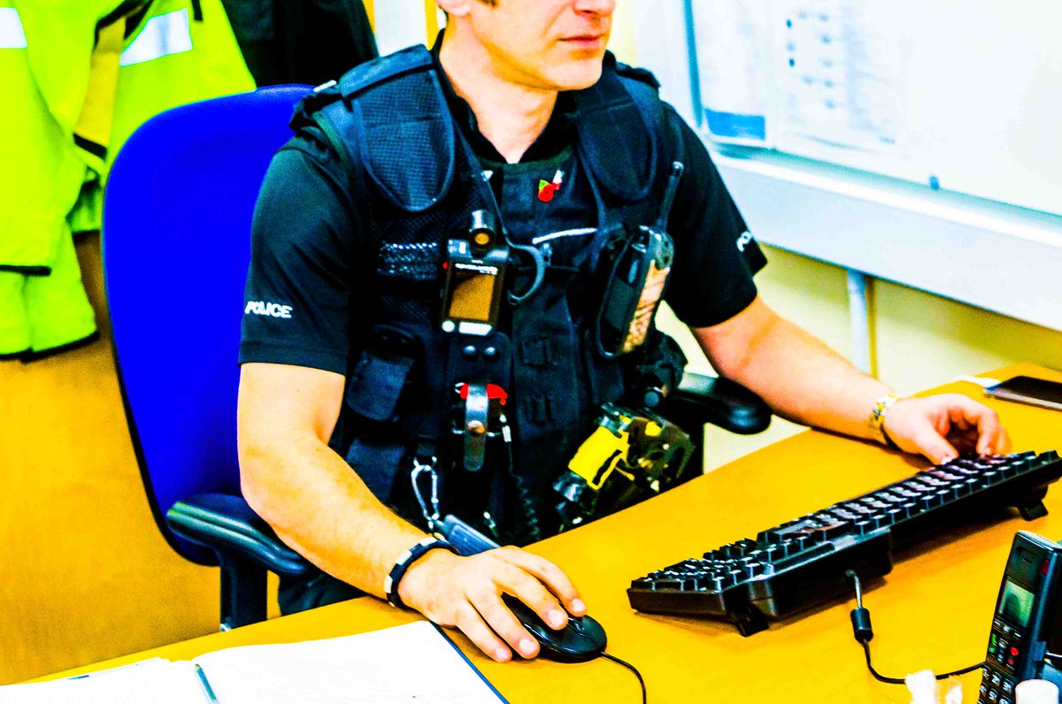 🗣️'GET OFFICERS OUT OF OFFICES'

The chair of Staffordshire Police Federation says the public wants officers to be visible on the streets and not ‘stuck in offices’ fulfilling staff roles.

Hear from Lee Robinson: bit.ly/3tF6kVK