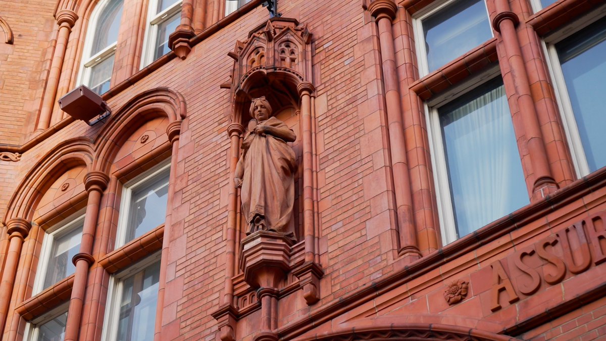 Holborn Bars, the Prudential Assurance Building, a striking example of Victorian Gothic architecture.

Explore the grandeur and unique history of Holborn Bars in our blog post > oneadv.co.uk/a-tour-of-lond…

#EveryLondonOffice #HolbornBars