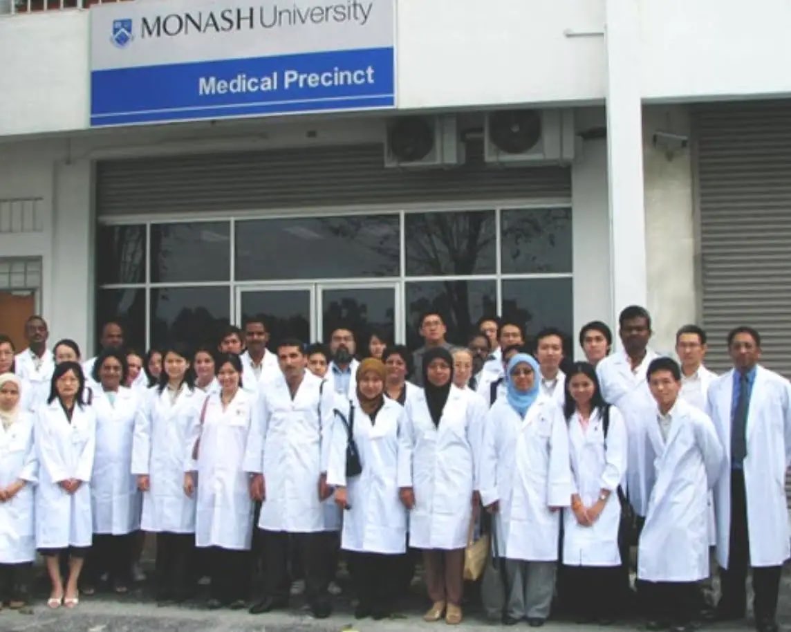 Doctor_q8's tweet photo. اشترط أستاذ مادة علم الاجتماع في إحدى الجامعات الماليزية على طلابه إسعاد إنسان واحد طوال الأربعة أشهر، مدة الفصل الدراسي، للحصول على الدرجة الكاملة في مادته وفرض الأستاذ الماليزي على طلبته الثلاثين أن يكون هذا الإنسان خارج محيط أسرته وأن يُقدِّم عرضا مرئيا عن ما قام به في نهاية الفصل أمام زملائه،لم يكتف الأستاذ بهذه المبادرة بل اتفق مع شركة ماليزية خاصة لرعايتها عبر تكريم أفضل 10 مبادرات بما يعادل ألف دولار أميركي، في نهاية الفصل الدراسي نجح الطلاب الثلاثون بالحصول على الدرجة الكاملة، لكن اختار زملاؤهم بالتصويت أفضل 10 مبادرات بعد أن قدم الجميع عروضهم على مسرح الجامعة، وحضرها آباء وأمهات الطلبة الموجودين في كوالالمبور، نشرت هذه المبادرات الإنسانية أجواء مفعمة بالمفاجآت والسعادة في ماليزيا، فالجميع كان يحاول أن يقدم عملا إنسانيا مختلفا يرسم فيه السعادة على حياة غيره،لقد قام طالب ماليزي وهو أحد الفائزين العشرة، بوضع هدية صغيرة يومياً أمام باب شقة زميله في سكن الجامعة وهو هندي مسلم، بعثه والده لدراسة الطب في ماليزيا،اختار الطالب هذا الطالب تحديدا لأنه شعر بأنه لا يمتلك أصدقاء أو ابتسامة طوال مجاورته له لنحو عام،كان الطالب الهندي لا يتحدث مع أحد ولا أحد يتحدث معه، يبدو حزينا وبائسا مما جعل زميله الطالب الماليزي يرى أنه الشخص المناسب للعمل على إسعاده، أول هدية كانت رسالة صغيرة وضعها تحت باب شقته كتبها على جهاز الكمبيوتر في الجامعة دون توقيع: "كنت أتطلع صغيرا إلى أن أصبح طبيبا مثلك، لكني ضعيف في مواد العلوم، إنَّ الله رزقك ذكاء ستسهم عبره بإسعاد البشرية"،في اليوم التالي اشترى الطالب الماليزي قبعة تقليدية ماليزية ووضعها خلف الباب ومعها رسالة:"أتمنى أن تنال قبولك هذه القبعة"، في المساء شاهد الطالب الماليزي زميله الهندي يعتمر القبعة ويرتدي ابتسامة لم يتصفحها في وجهه من قبل،ليس ذلك فحسب بل شاهد في حسابه في الفيسبوك صورة ضوئية للرسالة الأولى التي كتبها له، وأخرى للقبعة، التي وضعها أمام باب منزله، وأجمل ما رأى هو تعليق والد طالب الطب الهندي في الفيسبوك على صورة رسالته، والذي قال فيه:
"حتى زملاؤك في الجامعة يرونك طبيبا حاذقا، لا تخذلهم واستمر"،دفع هذا التعليق الطالب الماليزي على الاستمرار في الكتابة وتقديم الهدايا العينية الصغيرة إلى زميله يوميا دون أن يكشف عن هويته ! كانت ابتسامة الطالب الهندي تكبر كل يوم، وصفحته في الفيسبوك ومنصة x تزدحم بالأصدقاء والأسئلة: "ماذا ستحصل اليوم؟"،
"لا تتأخر... نريد أن نعرف ما هي الهدية الجديدة؟"، تغيرت حياة الطالب الهندي تماما، تحول من انطوائي وحزين إلى مبتسم واجتماعي بفضل زميله الماليزي !! بعد شهرين من الهدايا والرسائل أصبح الطالب الهندي حديث الجامعة، التي طلبت منه أن يروي تجربته مع هذه الهدايا في لقاء اجتماعي مع الطلبة، تحدث الطالب الهندي أمام زملائه عن هذه الهدية وكانت المفاجأة عندما أخبر الحضور بأن الرسالة الأولى، التي تلقاها جعلته يعدل عن قراره في الانصراف عن دراسة الطب ويتجاوز الصعوبات والتحديات الأكاديمية والثقافية التي كان يتعرض لها، لقد لعب هذا الطالب الماليزي دورا محوريا في حياة هذا الطالب بفضل عمل صغير قام به، سيصبح الطالب الهندي طبيبا يوما ما وسينقذ حياة العشرات والفضل بعد الله لمن ربت على كتفه برسالة حانية، اجتاز الطالب الماليزي مادة علم الاجتماع، ولكن ما زال مرتبطا بإسعاد شخص كل فصل دراسي، بعد أن لمس الأثر الذي تركه، اعتاد قبل أن يخلد إلى الفراش أن يكتب رسالة أو يغلف هدية، اتفق محمد مع شركة أجهزة إلكترونية لتحول مشروعه اليومي إلى عمل مؤسسي يسهم في استدامة المشروع واستقطاب متطوعين يرسمون السعادة في أرجاء ماليزيا.

ما أحوجنا أن نكون مصدر سرور لبعضنا وتذكَّر بأن أحبُ الناس إلى الله أنفعهم للناس.