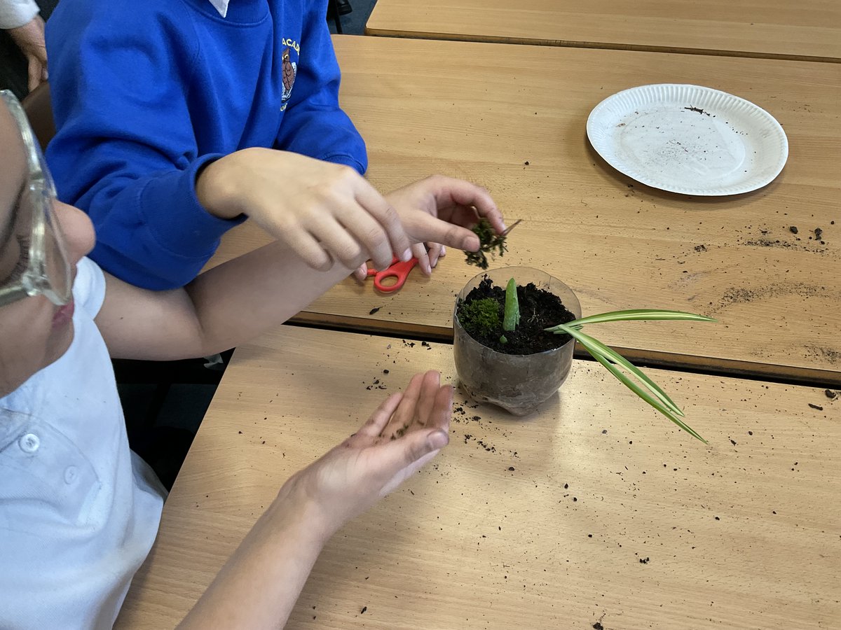 Greenhill_HT's tweet photo. Class 9 would like you to see their terrarium. They had clues all morning as to what we would be making and were delighted to make these.
#TheHarmonyPledge #BeAnExpertLearner https://t.co/SL0iqjIVT0