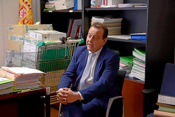 Veure un fiscal parlant de delinqüència i corrupció amb un carretó mangat del Mercadona al seu despatx és el millor retrat d'Espanya.