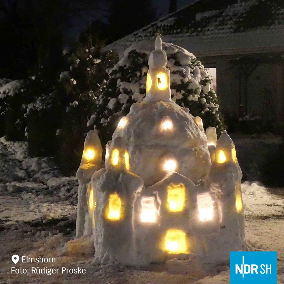 Mein Freund Rüdiger aus Elmshorn hat seinen Vorgarten und die Nachbarschaft mit einer Schneeskulptur der Dresdner Frauenkirche verschönert. 10 Stunden Arbeit stecken darin, Bravo! Q. facebook <a href="/ndr/">NDR.de</a> Schleswig-Holstein #Dresden geben wir dieser Leistung etwas weltweite Reichweite?