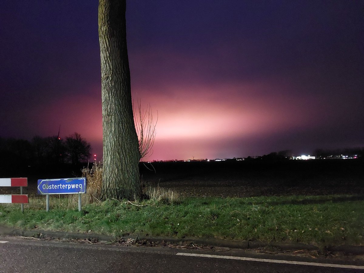 De hemel boven de gemeente <a href="/HollandsKroon/">Hollands Kroon</a> is iedere nacht verlicht door de verlichting van glastuinbouw bedrijven op Agriport. Dat kan toch anders...? Wat zijn de regels hiervoor? #lichtvervuiling.