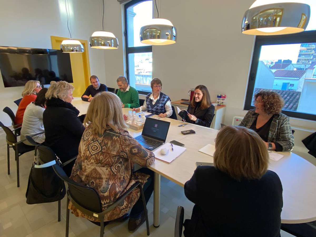 Educació (@educaciocat) on Twitter photo La consellera <a href="/AnnaSimo/">Anna Simó Castelló</a> inicia la seva visita a Mataró als serveis territorials al Maresme-Vallès Oriental, on ha pogut conversar amb els treballadors del territori i l'equip directiu. La consellera <a href="/AnnaSimo/">Anna Simó Castelló</a> inicia la seva visita a Mataró als serveis territorials al Maresme-Vallès Oriental, on ha pogut conversar amb els treballadors del territori i l'equip directiu.