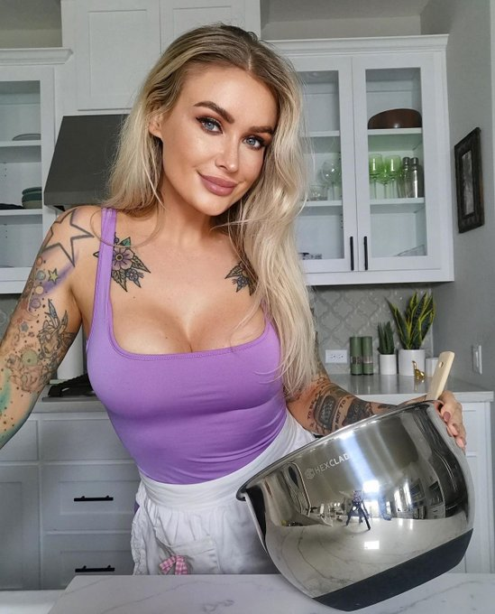 alinitydivine35's tweet photo. I'm gonna be doing my first ever full nude cooking stream https://t.co/I69Pyc3Lf1