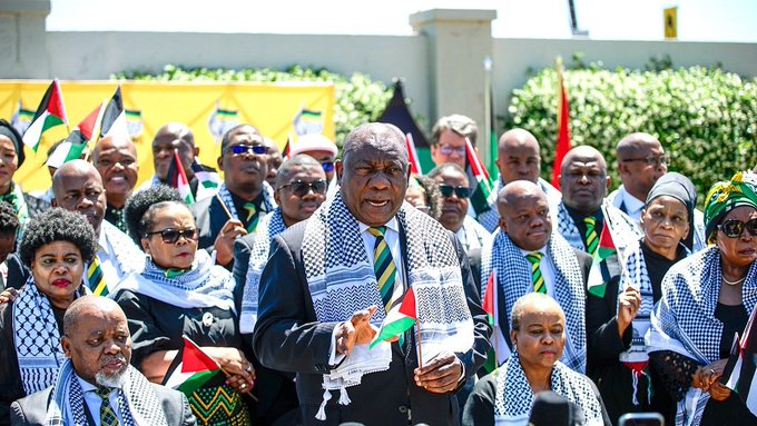 Güney Afrika Başkanı Cyril Ramaphosa: ▪️'Bazıları, İsrail'e karşı attığımız hukuki adımın riskli olduğunu söylüyor.' ▪️'Bize de saldırabilirler ama ne olursa olsun ilkelerimize bağlı kalacağız.' ▪️'Filistin özgür olana kadar özgür olamayacağız.'