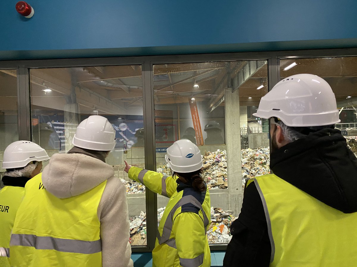 LeSyctom's tweet photo. 👷♀️👷♂️ Visite du centre de tri du Syctom pour les 60 auditeurs du #CHEDE, une étape du Cycle des Hautes Etudes pour le Développement Économique, une formation du @Economie_Gouv piloté par l’@Igpde_recherche. https://t.co/Kgw21SmNu8
