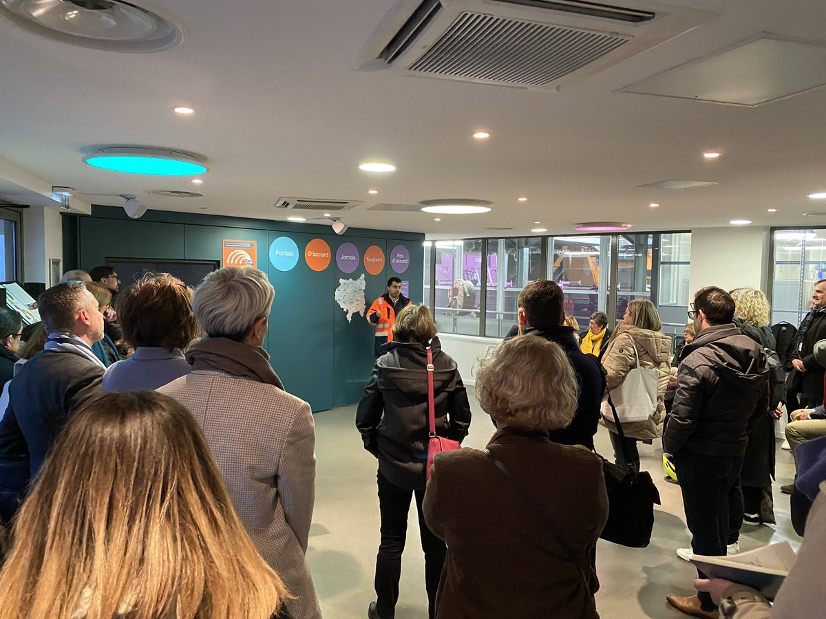 LeSyctom's tweet photo. 👷♀️👷♂️ Visite du centre de tri du Syctom pour les 60 auditeurs du #CHEDE, une étape du Cycle des Hautes Etudes pour le Développement Économique, une formation du @Economie_Gouv piloté par l’@Igpde_recherche. https://t.co/Kgw21SmNu8