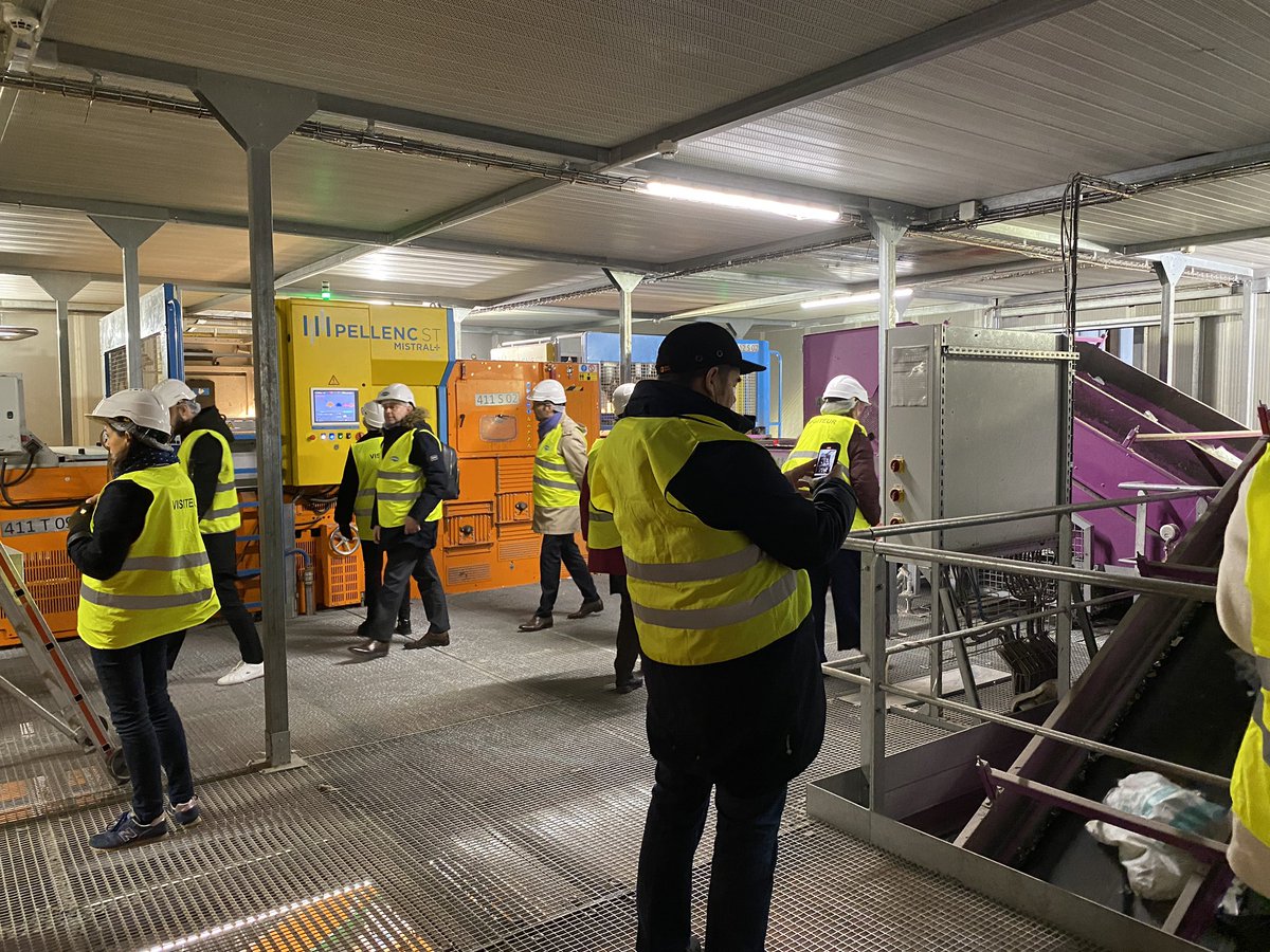 LeSyctom's tweet photo. 👷♀️👷♂️ Visite du centre de tri du Syctom pour les 60 auditeurs du #CHEDE, une étape du Cycle des Hautes Etudes pour le Développement Économique, une formation du @Economie_Gouv piloté par l’@Igpde_recherche. https://t.co/Kgw21SmNu8