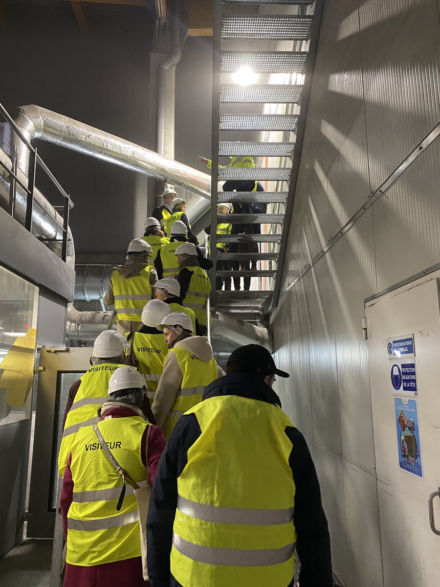 LeSyctom's tweet photo. 👷♀️👷♂️ Visite du centre de tri du Syctom pour les 60 auditeurs du #CHEDE, une étape du Cycle des Hautes Etudes pour le Développement Économique, une formation du @Economie_Gouv piloté par l’@Igpde_recherche. https://t.co/Kgw21SmNu8