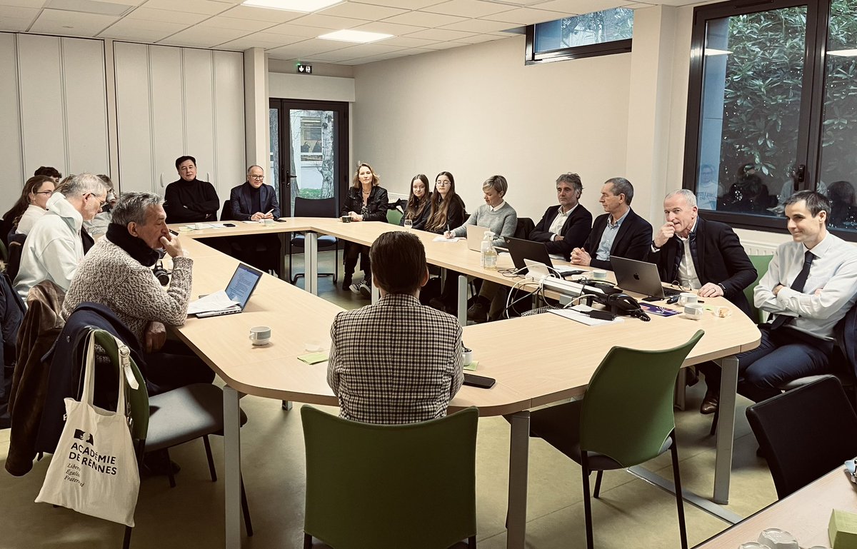acrennes's tweet photo. #CMQ💡| Rencontre au lycée Le Dantec à #Lannion entre @emmanuel_ethis et les acteurs du territoire, engagés dans la construction des parcours professionnels des élèves : présentation du campus, événements à venir, bureau des entreprises et témoignages de collégiens 🎯 #DRAFPIC https://t.co/Ei6A6mC2vZ