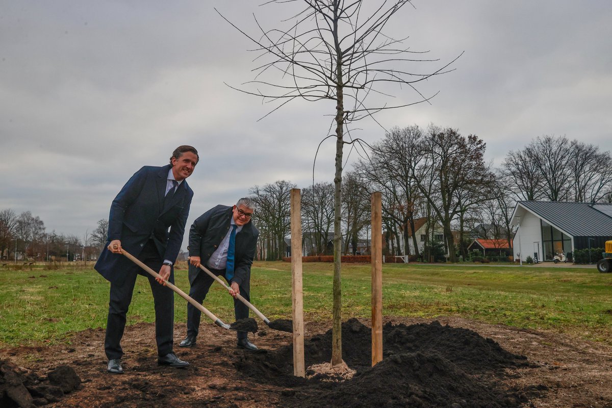 UEC_cycling's tweet photo. ๐ณ #UECForest is still growing.
Today in #Apeldoorn ๐ณ๐ฑ together with Nick Derks (Apeldoorn Deputy Mayor) we planted the tree n. 41 for #EuroTrack24.
๐บ๏ธ Info and map > https://t.co/QmzaWHtqsA https://t.co/SvXsblwGxl