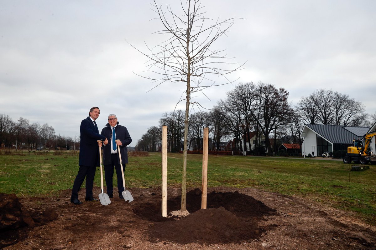 UEC_cycling's tweet photo. ๐ณ #UECForest is still growing.
Today in #Apeldoorn ๐ณ๐ฑ together with Nick Derks (Apeldoorn Deputy Mayor) we planted the tree n. 41 for #EuroTrack24.
๐บ๏ธ Info and map > https://t.co/QmzaWHtqsA https://t.co/SvXsblwGxl