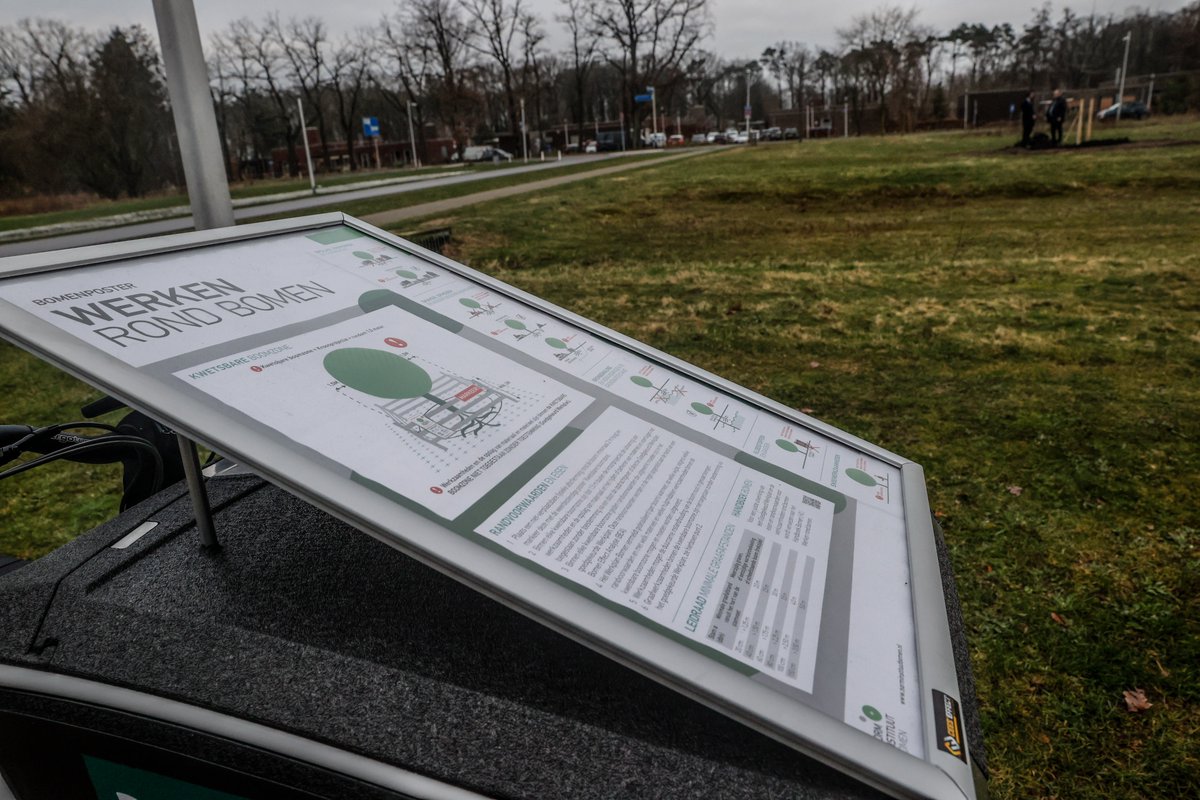 UEC_cycling's tweet photo. ๐ณ #UECForest is still growing.
Today in #Apeldoorn ๐ณ๐ฑ together with Nick Derks (Apeldoorn Deputy Mayor) we planted the tree n. 41 for #EuroTrack24.
๐บ๏ธ Info and map > https://t.co/QmzaWHtqsA https://t.co/SvXsblwGxl