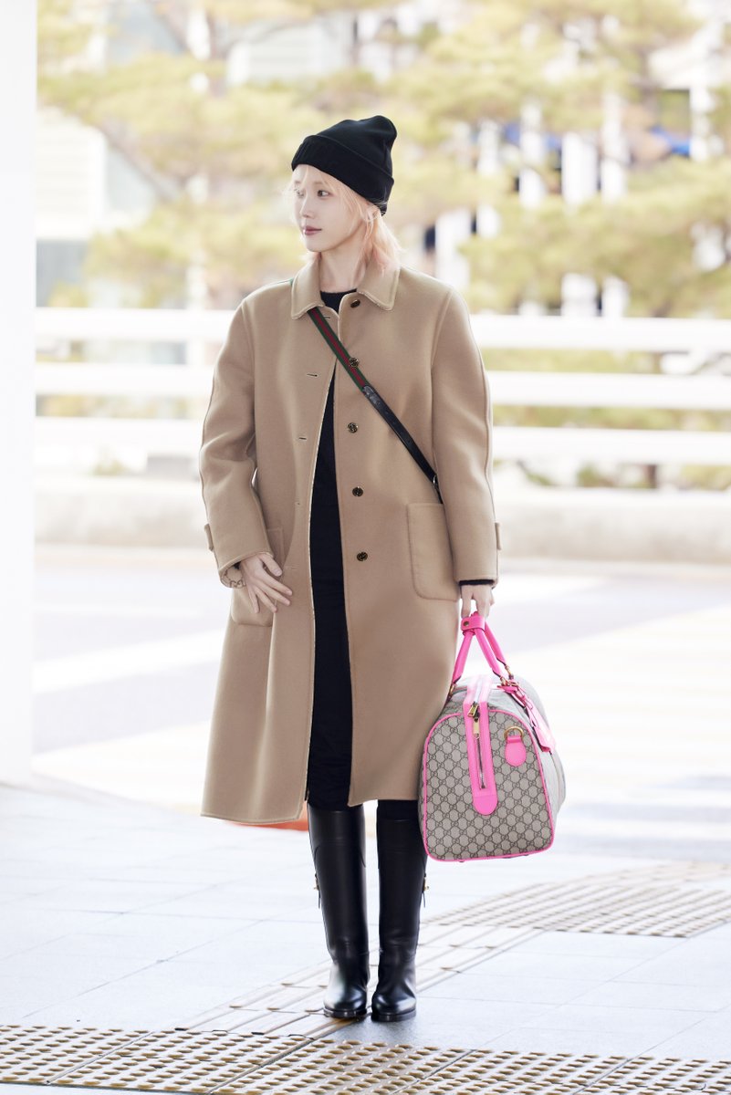 gucci's tweet photo. Global Brand Ambassador @_IUofficial carrying a Gucci Savoy duffle on her way to Milan for the #GucciFW24 men’s fashion show. #IU #GucciValigeria https://t.co/Er4l6hGMmx