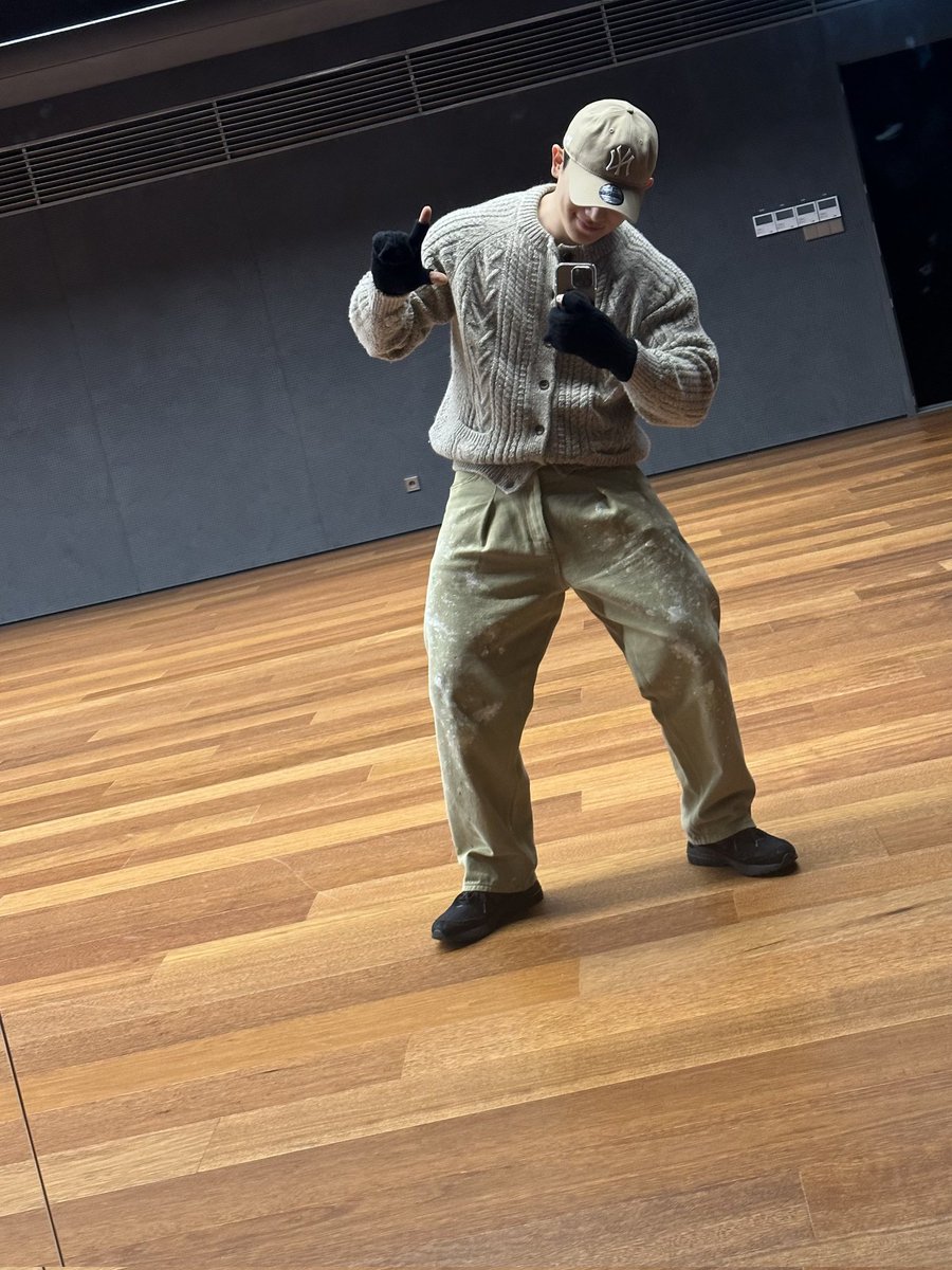 WONHO_GLOBAL's tweet photo. [FANCAFE]

24.01.12

Wonho's story

🐰: Even now, blue still lives.. ~ (He's singing Tatsuya Kitani's 'Where our Blue is" from Jujutsu Kaisen Season 2)
今でも青が棲んでいる.. 

+comment
🐰:Even now, the blue is clear..~
今でも青は澄んでいる..

⚠️Don't tag official accounts⚠️ https://t.co/IdZssMghb7