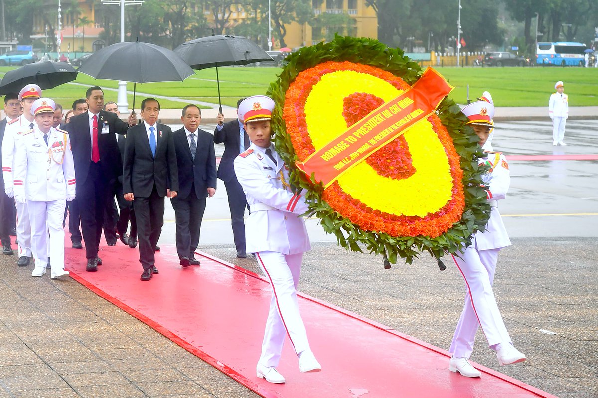jokowi's tweet photo. Kunjungan kenegaraan di Vietnam, pada Jumat, 12 Januari 2024 diawali dengan dua lokasi, Monumen Pahlawan Nasional Vietnam dan Mausoleum Ho Chi Minh di Hanoi.

Saya disambut oleh Kepala Istana Presiden Vietnam, Le Khanh Hai. Kemudian mengikuti prosesi peletakan karangan bunga untuk menghormati arwah para pahlawan.

Sementara itu di Mausoleum Ho Chi Minh, peletakan karangan bunga juga dilakukan untuk menghormati arwah presiden dan perdana menteri pertama Vietnam, Ho Chi Minh.

Agenda berikutnya hari ini adalah pertemuan dengan Presiden Vietnam Võ Văn Thưởng, di istana Presiden.

Foto: Rusman - Biro Pers Sekretariat Presiden