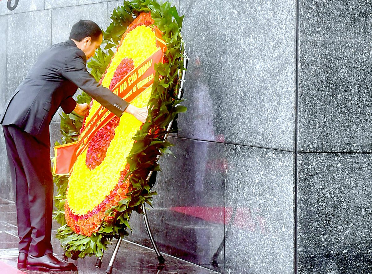 jokowi's tweet photo. Kunjungan kenegaraan di Vietnam, pada Jumat, 12 Januari 2024 diawali dengan dua lokasi, Monumen Pahlawan Nasional Vietnam dan Mausoleum Ho Chi Minh di Hanoi.

Saya disambut oleh Kepala Istana Presiden Vietnam, Le Khanh Hai. Kemudian mengikuti prosesi peletakan karangan bunga untuk menghormati arwah para pahlawan.

Sementara itu di Mausoleum Ho Chi Minh, peletakan karangan bunga juga dilakukan untuk menghormati arwah presiden dan perdana menteri pertama Vietnam, Ho Chi Minh.

Agenda berikutnya hari ini adalah pertemuan dengan Presiden Vietnam Võ Văn Thưởng, di istana Presiden.

Foto: Rusman - Biro Pers Sekretariat Presiden