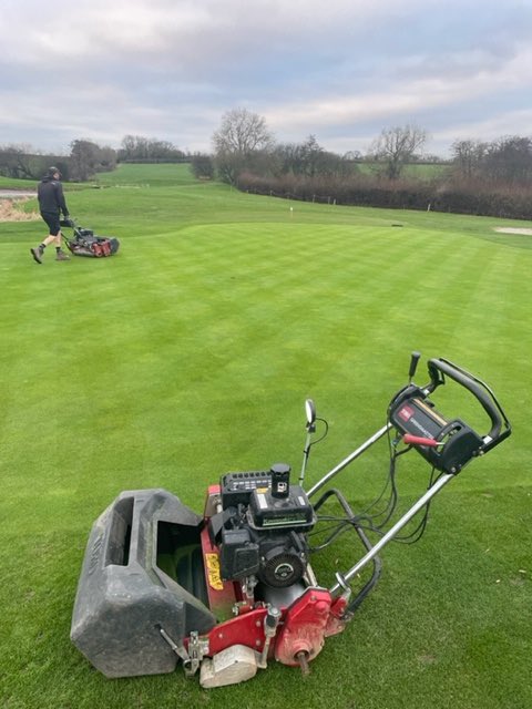 OakeManorGolfCl's tweet photo. Our Greenkeepers were out hand-cutting the greens this morning @OakeManorGolfCl ⛳️
#greenkeeping #golf #courseprep #oakemanor https://t.co/Y0ZOD6IWxA