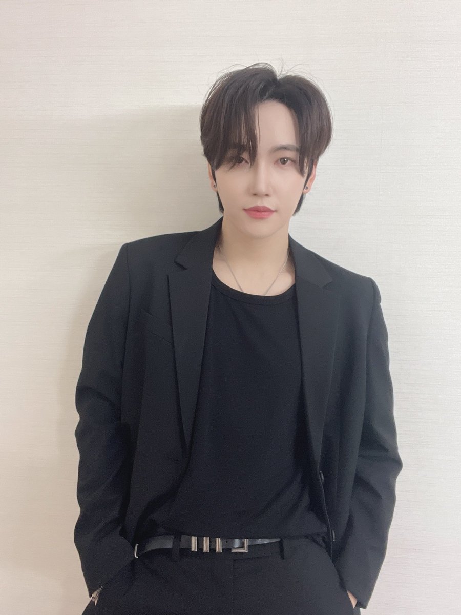 jhoonstyles's tweet photo. 나 이제 수트가 좀 잘 어울리는 것 같아 https://t.co/WvQhrdGwV9