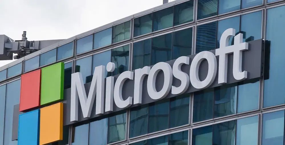 XIRIS_Group's tweet photo. 🇪🇺 Yesterday, Microsoft announced that it will offer local data storage services within the European Union. This is a positive step towards creating a safer, more transparent, and fair digital environment! 

Make sure to give it a read! 

https://t.co/vJaAVJgBFX https://t.co/Zo8TjnG6bX