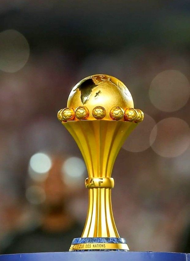 PurFoot_'s tweet photo. 🚨 OFFICIEL ! La CAN introduit une nouvelle règle audacieuse : les équipes devront disputer des matchs pieds nus pour promouvoir la connexion à la nature. 

➡️ Les sélections se disent prêtes à accepter la règle pour renforcer nos liens avec la biodiversité.

BRAVO 👏

#CAN2023 https://t.co/3LbbwSUrdx