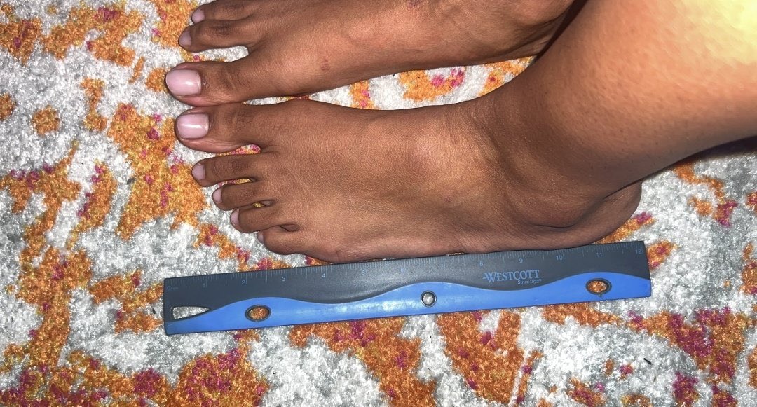 bigfeetlover253's tweet photo. @diosaxbesos has some huge 12inch feet
#BigFeetGirls #HugeFeet #FeetCompare #FeetMeasured #FootComparison https://t.co/o3QNQyooE0