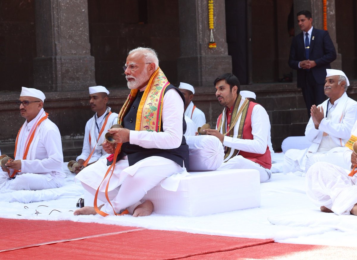kislay_official's tweet photo. आदरणीय प्रधानमंत्री श्री @narendramodi जी ने आज नाशिक के प्रसिद्द कालाराम मंदिर में पुजा अर्चना कर देशवासियों की सुख समृद्धि की कामना की.
जय श्री राम..🚩
#NarendraModi
#KalaramTemple
#ModiInNashik https://t.co/LDEIHl1u0s