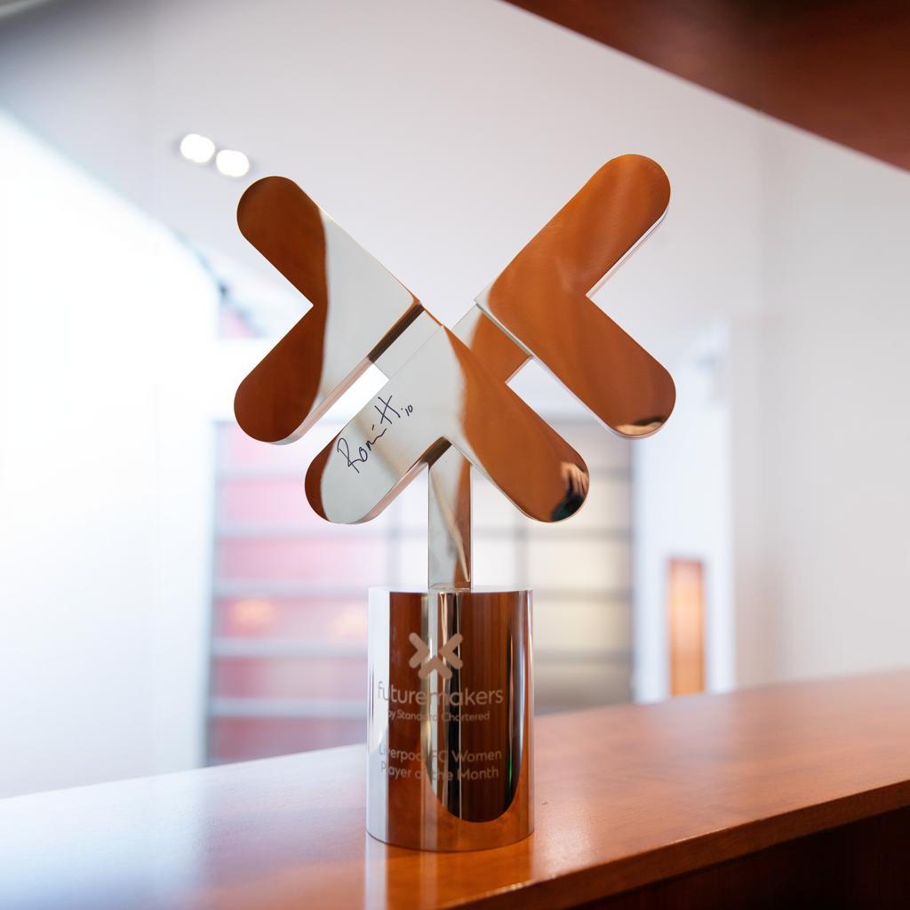 StanChart's tweet image. Here’s your chance to collect a piece of Endo’s and Sophie’s standout December performances. Bid now on their signed ‘Futuremakers x @LFC’ ‘Player of the Month’ Trophies and help disadvantaged young people around the world.
Bid at CharityStars.com/SCFM 
#SCFuturemaking