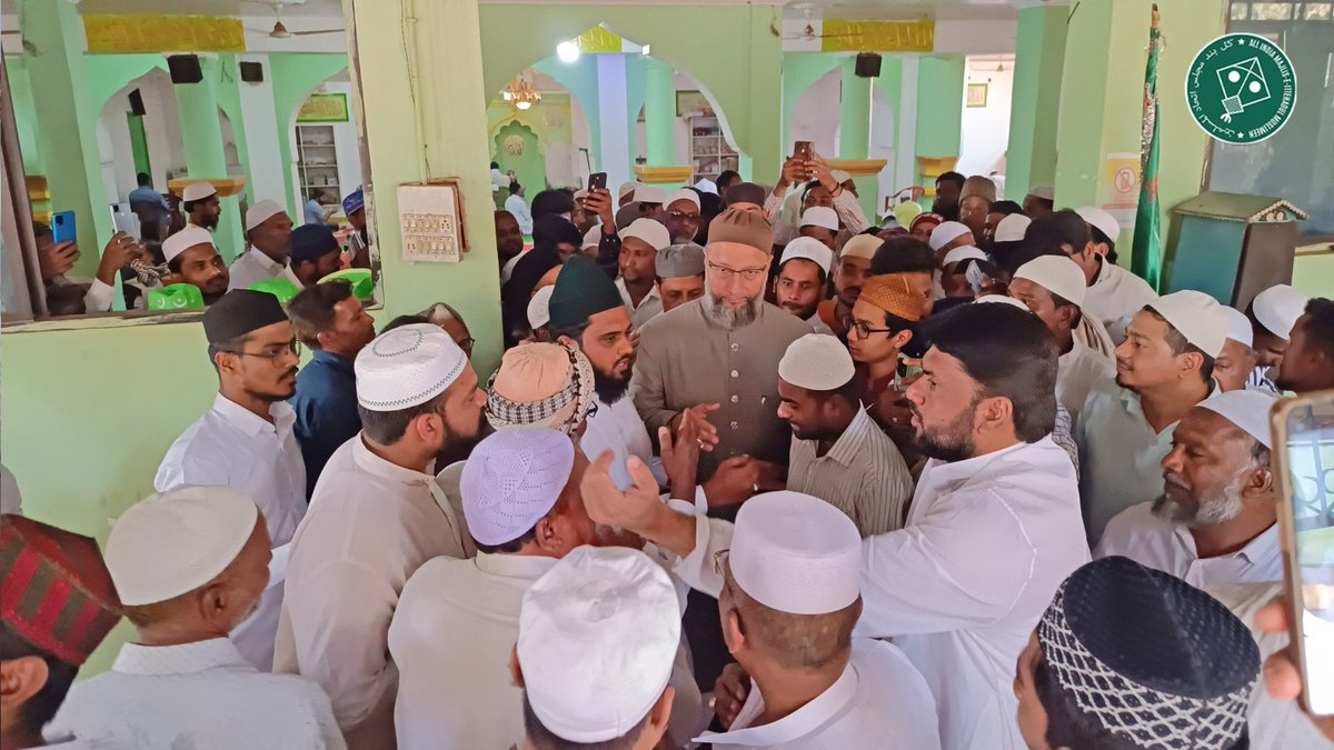 AimimTarnaka's tweet photo. Sadr-e-Majlis Barrister Asaduddin Owaisi ne aaj Jumma ki namaaz Zaheerabad mein waaqe' Masjid-e-Baghdadi mein adaa ki
#AIMIM #AsaduddinOwaisi #namazejuma #zaheerabad #LatestPictures #fridaypicture #virals https://t.co/tYReI19VAP