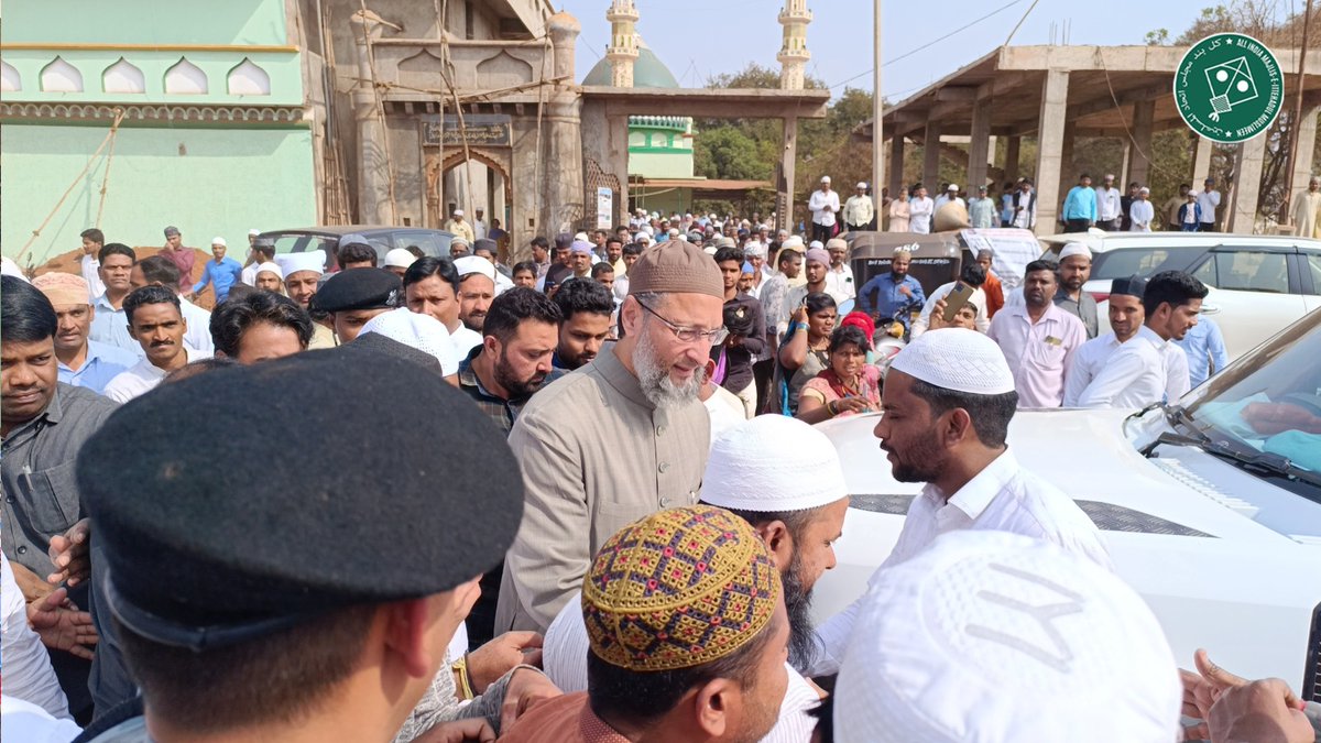 AimimTarnaka's tweet photo. Sadr-e-Majlis Barrister Asaduddin Owaisi ne aaj Jumma ki namaaz Zaheerabad mein waaqe' Masjid-e-Baghdadi mein adaa ki
#AIMIM #AsaduddinOwaisi #namazejuma #zaheerabad #LatestPictures #fridaypicture #virals https://t.co/tYReI19VAP