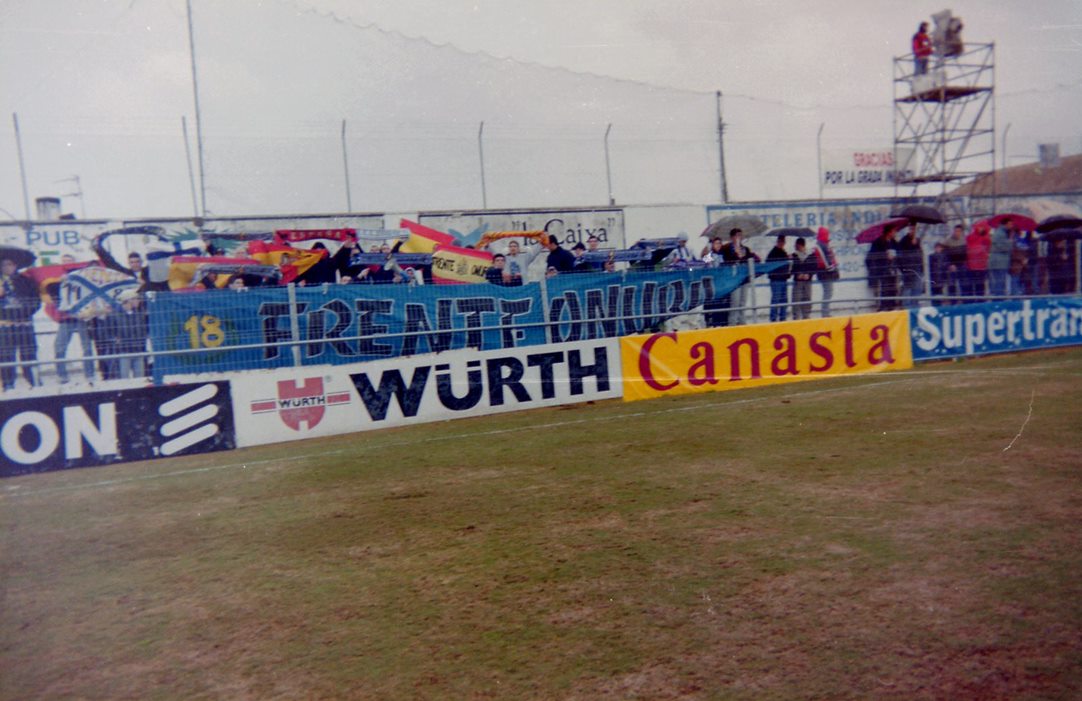 culturayesenzia's tweet photo. Frente Onuba on tour.
#ultras #rcrh #ontour #viejostiempos https://t.co/dJcVvekBiW