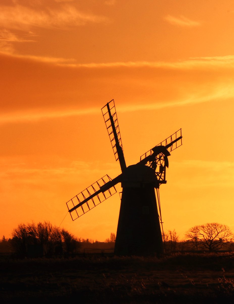 WLH1972's tweet image. Windmill at dawn.
Please share your new silhouette shots.
#landscapephotography #scenery #TwitterNatureCommunity