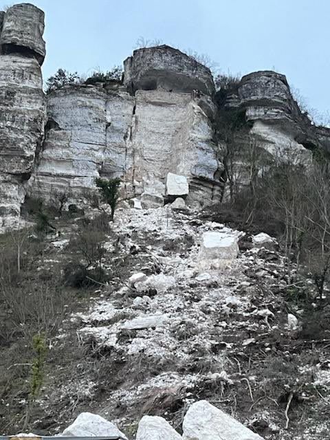 Prefet27's tweet photo. ⚠️ A la suite de la chute d'un bloc rocheux à La Roquette, dans l'#Eure, la RD313 est coupée entre le hameau du Val-Saint-Martin et Muids (déviation par Le Thuit).

L’eau courante est coupée. @Veolia_FR est sur place.

❌ Évitez le secteur. https://t.co/dJTmMdahA1