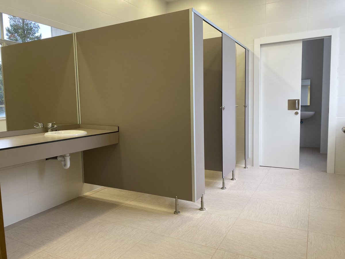 ofimoasturias's tweet photo. Fabricación e instalación de baños 🚽🚾 en colaboración con @GrupoElecnor 

- 6 compartimentos para retretes.
- 6 encimeras para lavabos.
- 2 puertas correderas blancas, fabricadas a medida.

#Sanitary #Cabin #phenolic #stainless #steel #Toilet #Cubicle #Partition #Doors #door https://t.co/5aPgD9dwUP
