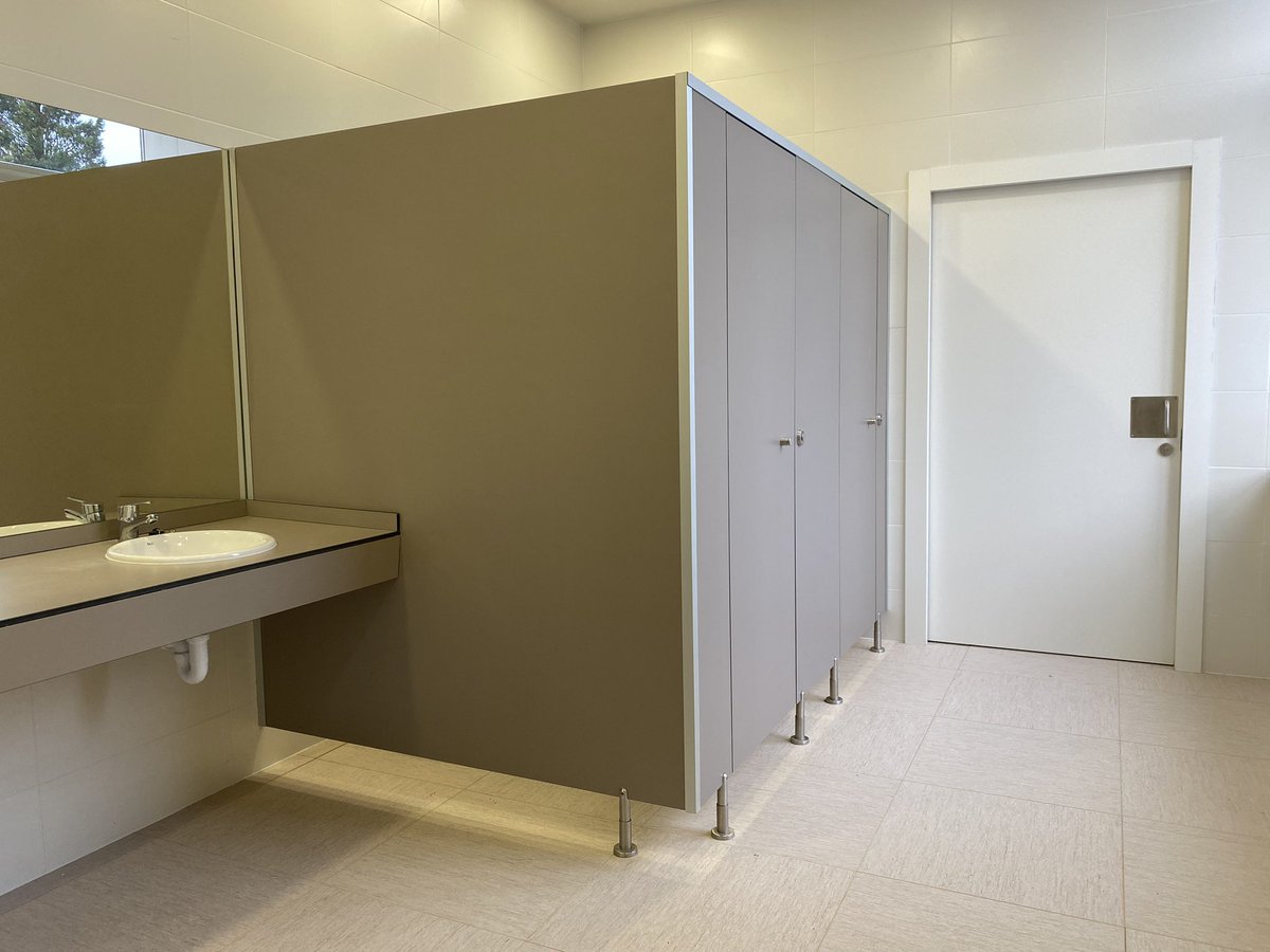 ofimoasturias's tweet photo. Fabricación e instalación de baños 🚽🚾 en colaboración con @GrupoElecnor 

- 6 compartimentos para retretes.
- 6 encimeras para lavabos.
- 2 puertas correderas blancas, fabricadas a medida.

#Sanitary #Cabin #phenolic #stainless #steel #Toilet #Cubicle #Partition #Doors #door https://t.co/5aPgD9dwUP