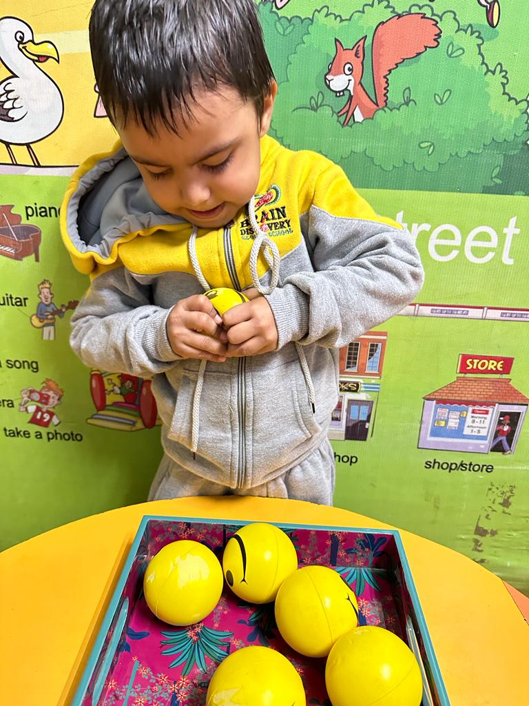 brain_discovery's tweet photo. Squeezing balls develops the fine motor skills of the children, improves the small muscles in the finger, toes, wrist and ankles. These are intricate movements that require a high level of control. This in turn improves holding, grasping, squeezing, gripping objects for writing. https://t.co/AptYZ3imos