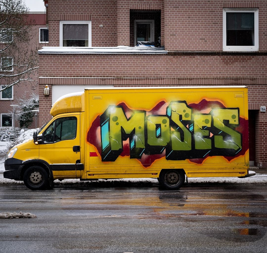 MOSES 🚚

📷 bunt.unterwegs
#moses #bkcrew #dsucrew #topsprayer #hamburggraffiti #hamburg #graffiti #traingraffiti #graffitidocumentary #graffitiletters #dhlgraffiti #dhl #graffitiphotography #burnergraffiti #db #sbahn #germangraffiti #graffitiart