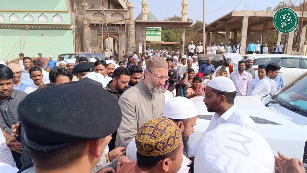 MehdiHa67774942's tweet photo. Sadr-e-Majlis Barrister Asaduddin Owaisi ne aaj Jumma ki namaaz Zaheerabad mein waaqe' Masjid-e-Baghdadi mein adaa ki
#AIMIM @asadowaisi #namazejuma #zaheerabad #LatestPictures #fridaypicture #virals https://t.co/2xc0hZdaaw