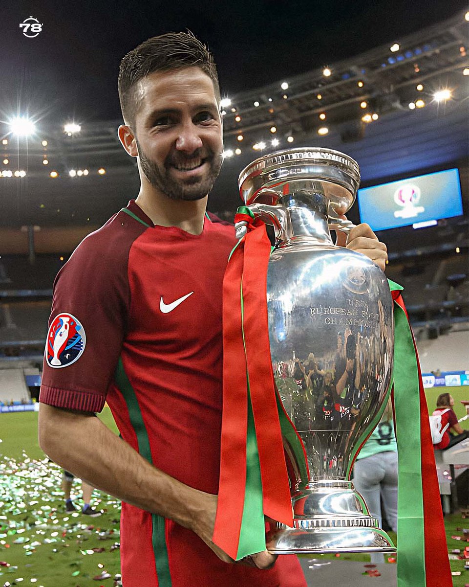 1000 jogos numa carreira sénior. São mais de 90 000 minutos jogados no alto rendimento. Não é fácil para ninguém, mas para Moutinho parece. 

De maçã podre de Alvalade a menino de ouro do Dragão. Uma peça fundamental naquele Mónaco sensacional de Leonardo Jardim com Mbappé,