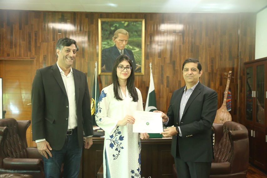 arshadwm's tweet photo. Empowering our youth for a greener tomorrow! 📷 Honored to host this brilliant young environmentalist in my office, celebrating her remarkable efforts in tree conservation in Karachi. Together, we can nurture a sustainable future. 
#GreenPakistan #YouthInAction https://t.co/QHKVqh4jFi