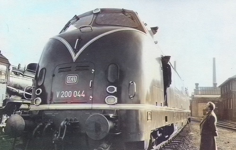 Die V 200.0 war eine der ersten Diesel-Lokomotiven der @DB_Bahn. Sie wurde in den 1950er Jahren gebaut und war mit ihrem markanten Industriedesign ein echter Hingucker und bis zu 160 km/h schnell.
DeutscheBahn | V200 | #Industriedesign | #Lokomotive #train #trainspotter #history