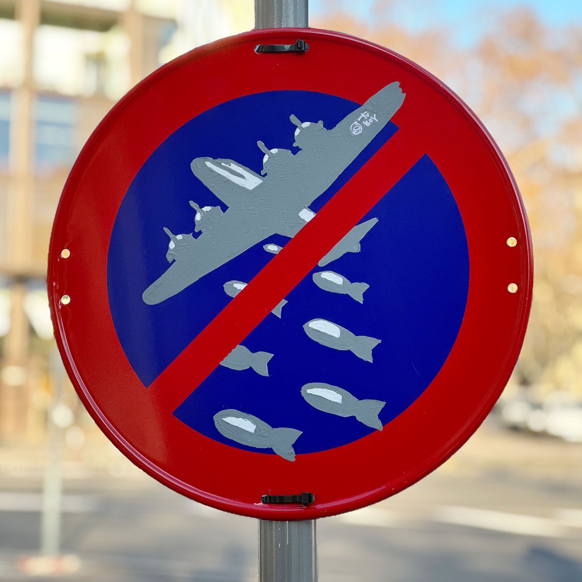 Estaba buscando una señal de paz y no pude encontrar ninguna, así que decidí instalar algunas yo mismo...

Paloma de la paz, Casa Battló 
Rifle roto, La Pedrera 
Detén las bombas, Palau Robert 
Paseo de Gracia, Barcelona

#paz 🍉