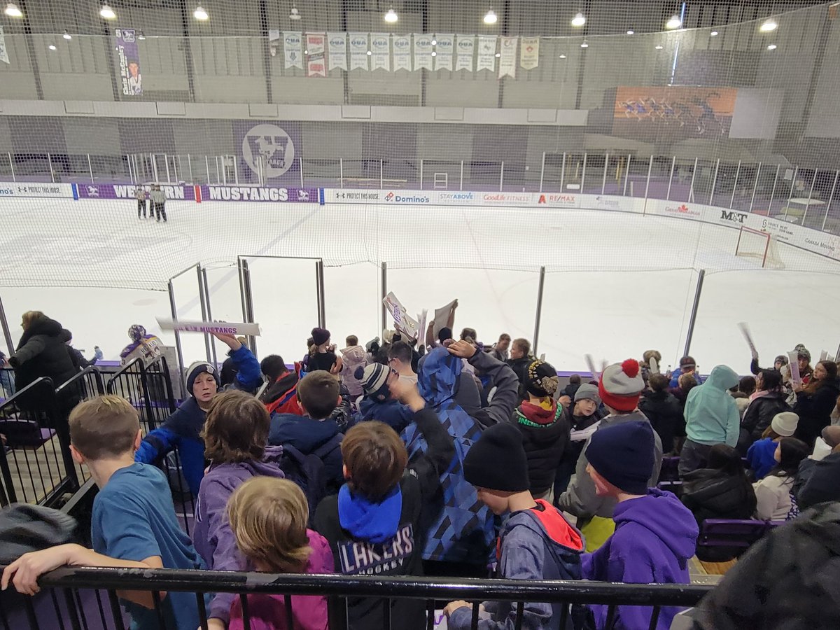 tunks_d's tweet photo. We had a great time watching the Western Mustangs Women's Hockey team today! 🏒

@OurLourdes 
@LDCSB https://t.co/X9TnaZaBkH