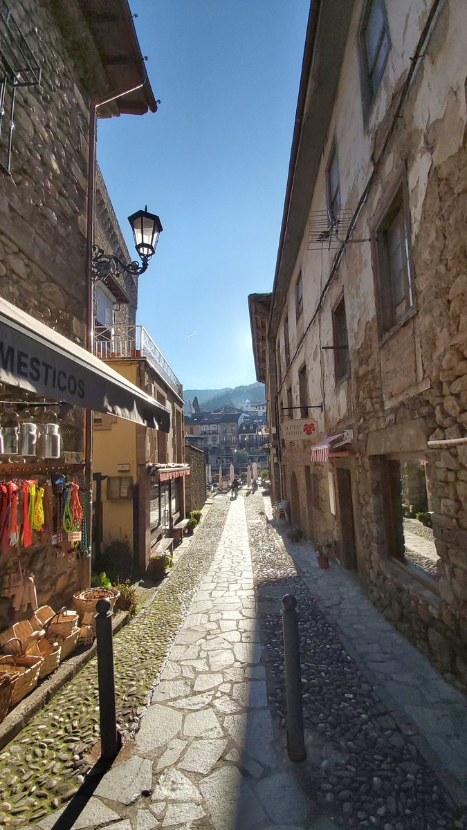 Apez140's tweet photo. #Momentos
Espectaculares en #LaVillaDePotes, #Liébana...🧚♂️😎
#PicosDeEuropa #Cantabria #NorthernSpain #Magia y #Belleza #Inmensas #Calles #EdificiosConHistoria
#LandscapePhotography #CantabriaPics #Landscape #Travel #Viajes #FinDeSemana #TourismSpain🇪🇦 https://t.co/EIrnhFwMqf
